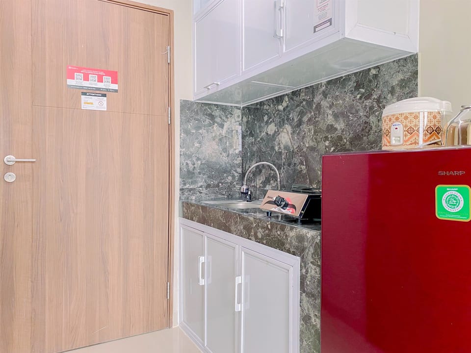 Deluxe Studio | Private kitchen | Full-size fridge, stovetop
