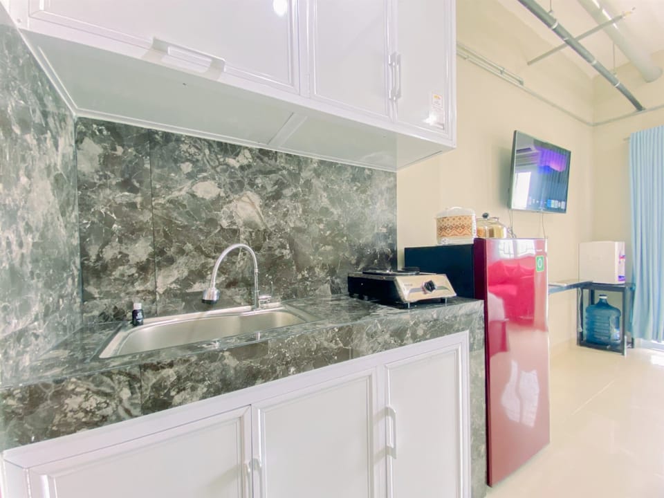 Deluxe Studio | Private kitchen | Full-size fridge, stovetop
