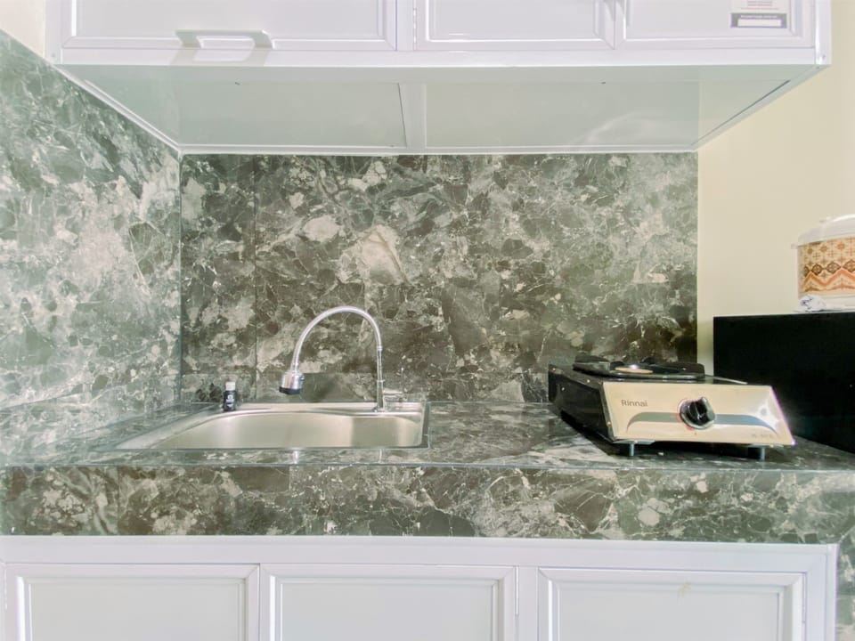 Deluxe Studio | Private kitchen | Full-size fridge, stovetop