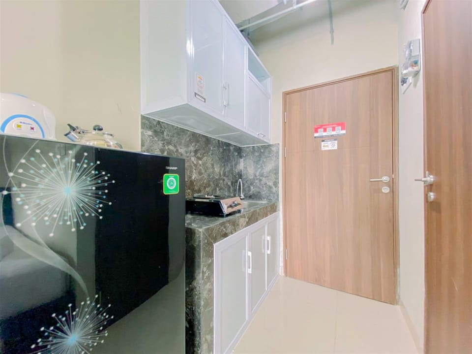 Deluxe Studio | Private kitchen | Full-size fridge, stovetop