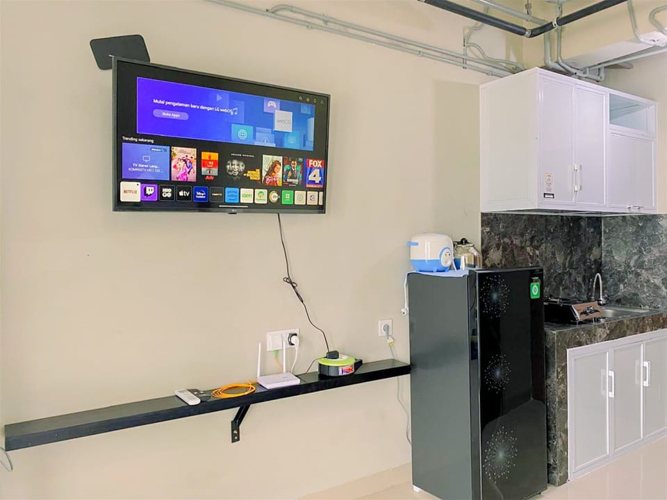 Deluxe Studio | Private kitchen | Full-size fridge, stovetop