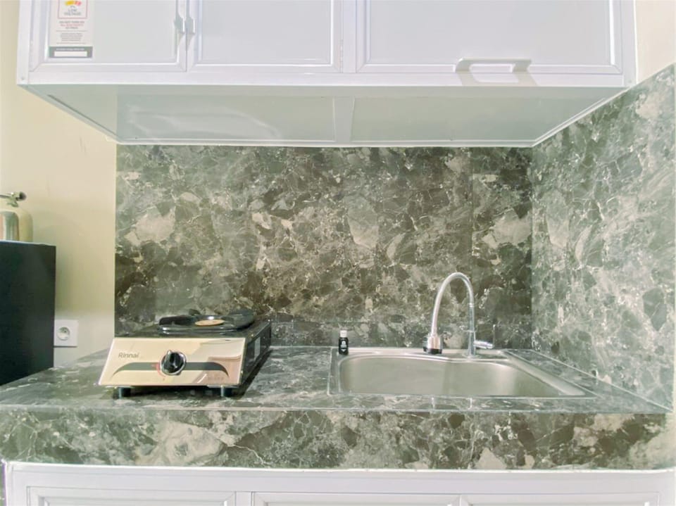 Deluxe Studio | Private kitchen | Full-size fridge, stovetop