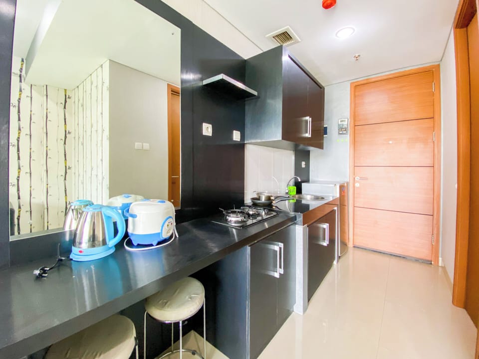 Deluxe Apartment | Private kitchen | Fridge, stovetop, dining tables