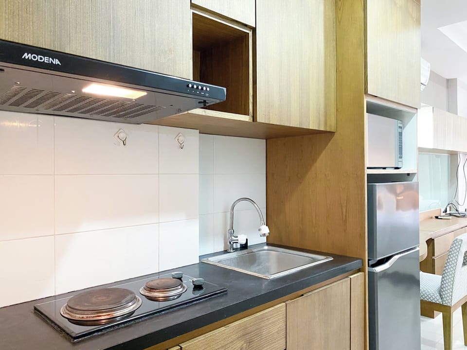 Deluxe Studio | Private kitchen | Full-size fridge, stovetop