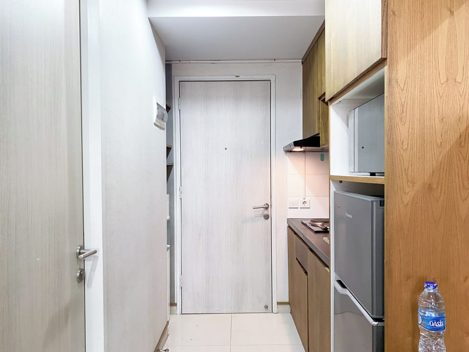 Deluxe Studio | Private kitchen | Full-size fridge, stovetop