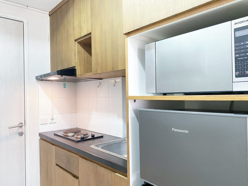 Deluxe Studio | Private kitchen | Full-size fridge, stovetop