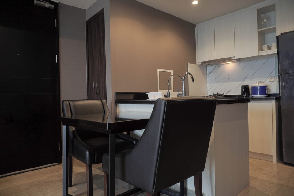 Deluxe Apartment | Private kitchen | Full-size fridge, stovetop, dining tables