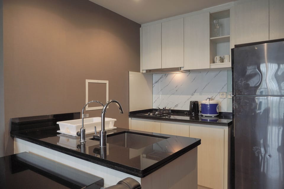Deluxe Apartment | Private kitchen | Full-size fridge, stovetop, dining tables