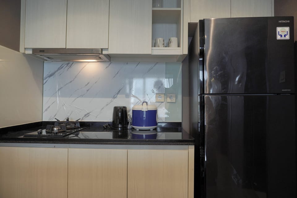 Deluxe Apartment | Private kitchen | Full-size fridge, stovetop, dining tables