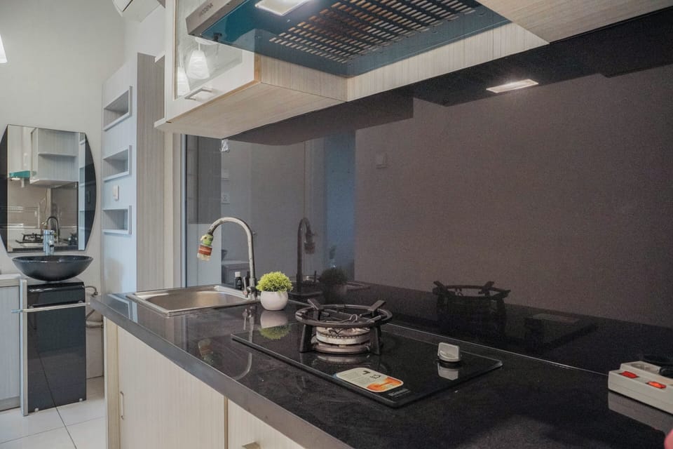 Deluxe Apartment | Private kitchen | Fridge, stovetop, dining tables