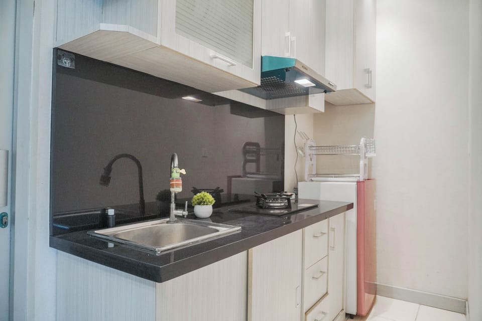Deluxe Apartment | Private kitchen | Fridge, stovetop, dining tables