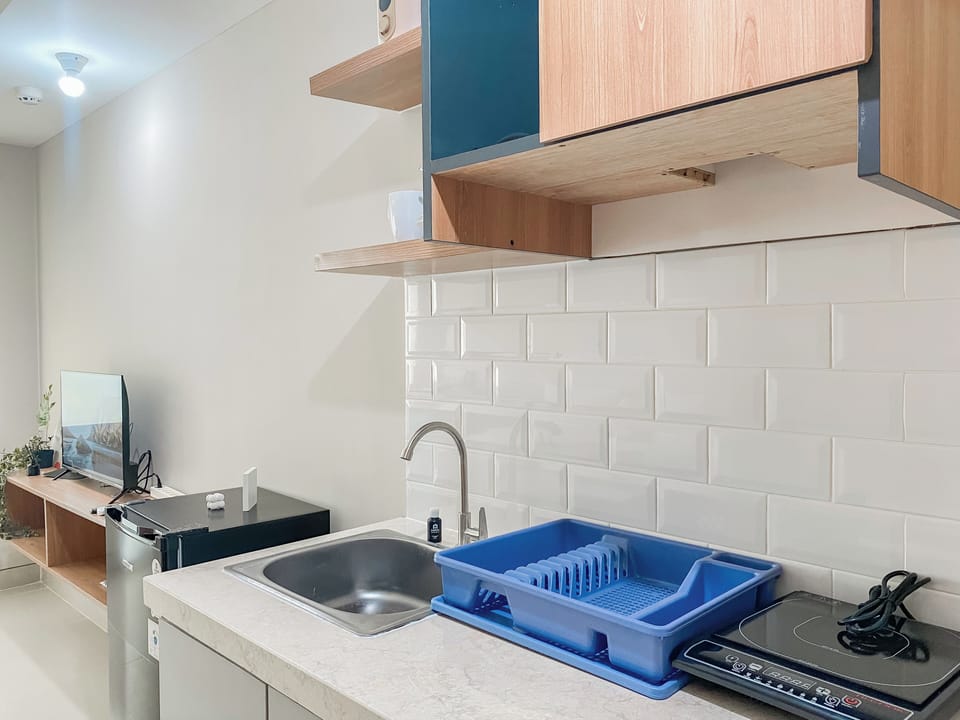 Deluxe Studio | Private kitchen | Fridge, stovetop