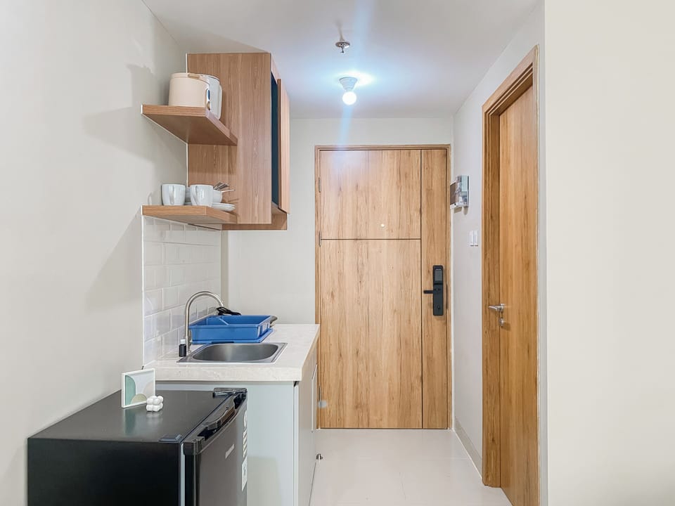 Deluxe Studio | Private kitchen | Fridge, stovetop