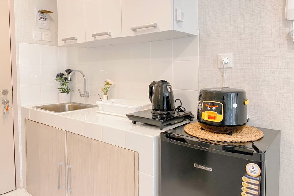Deluxe Studio | Private kitchen | Fridge, stovetop
