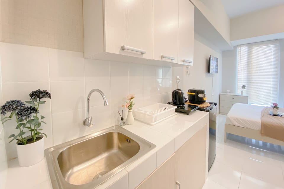 Deluxe Studio | Private kitchen | Fridge, stovetop