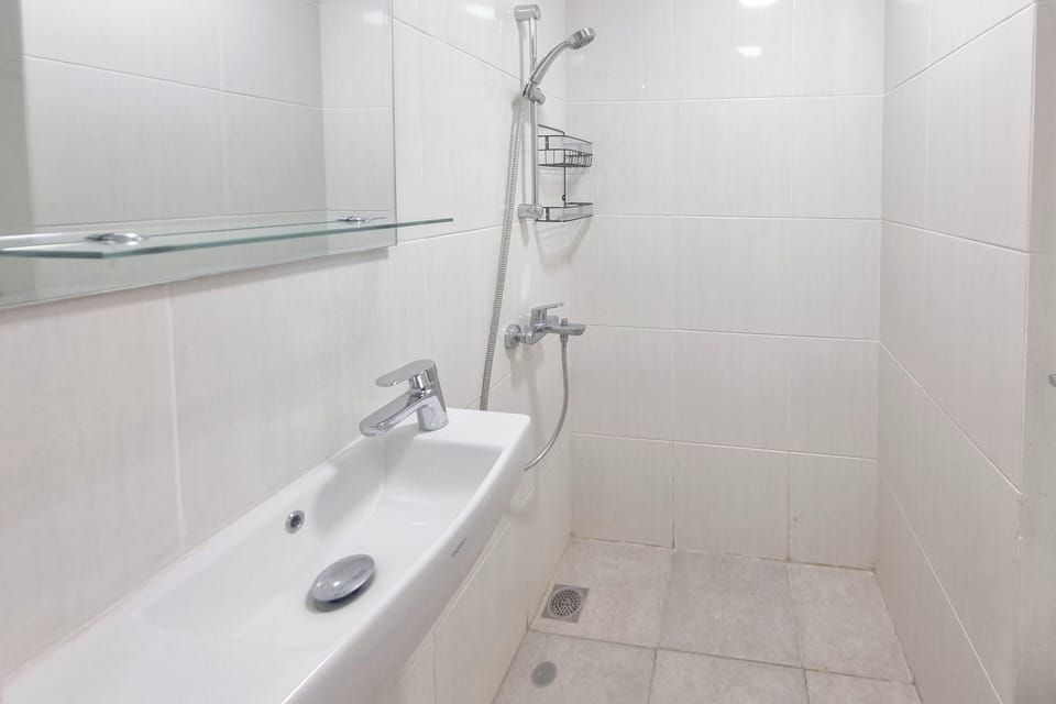 Deluxe Studio | Bathroom | Shower, towels