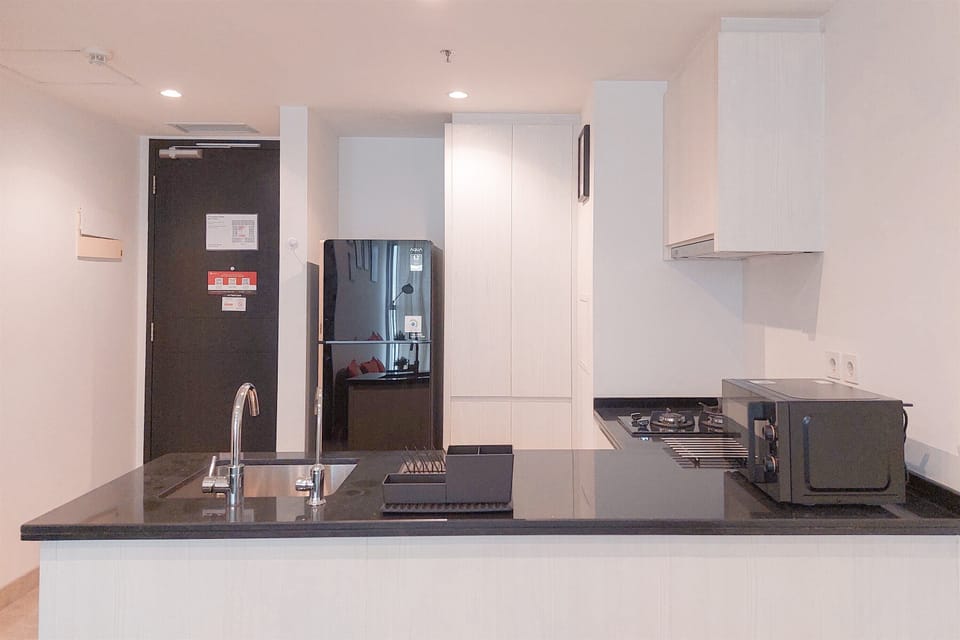 Deluxe Apartment | Private kitchen | Full-size fridge, microwave, stovetop