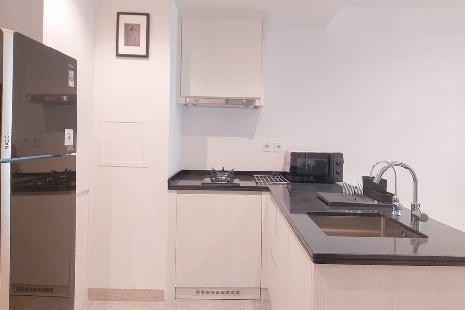 Deluxe Apartment | Private kitchen | Full-size fridge, microwave, stovetop