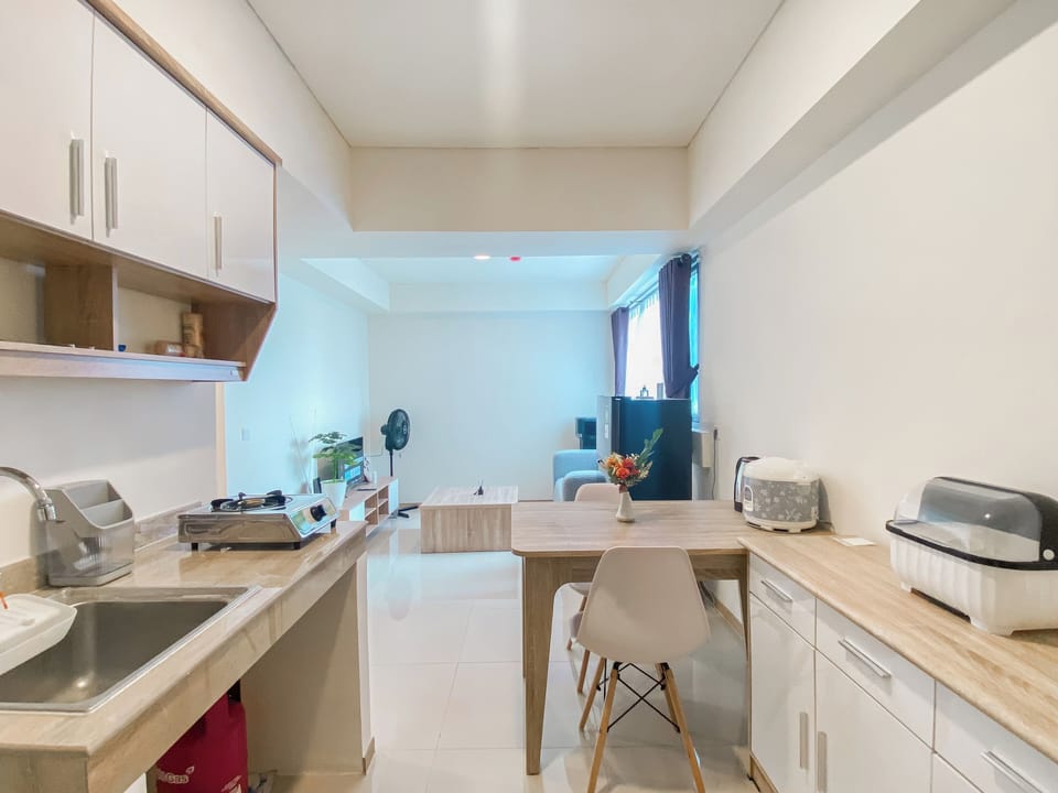 Deluxe Apartment | Private kitchen | Full-size fridge, stovetop, electric kettle, dining tables