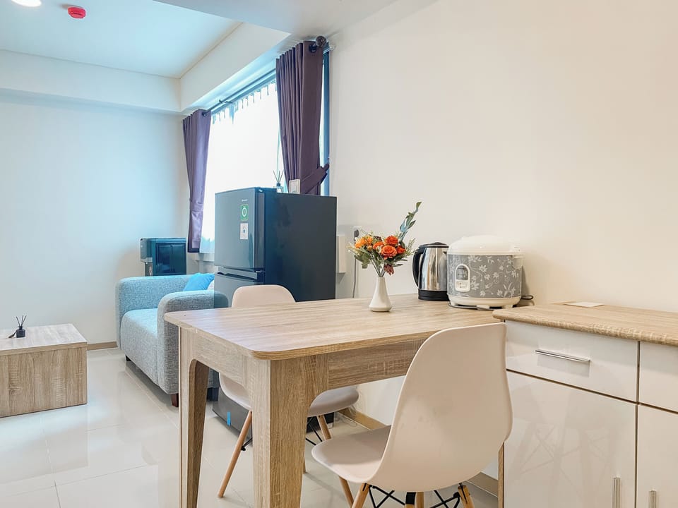 Deluxe Apartment | Private kitchen | Full-size fridge, stovetop, electric kettle, dining tables