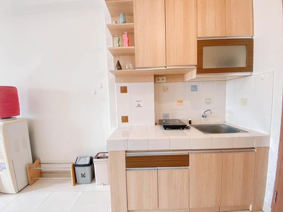 Deluxe Studio | Private kitchen | Mini-fridge, stovetop