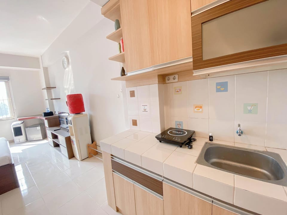Deluxe Studio | Private kitchen | Mini-fridge, stovetop
