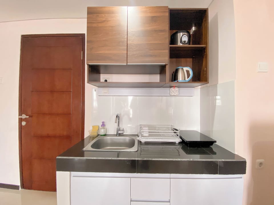 Deluxe Apartment | Private kitchen | Full-size fridge, stovetop, dining tables
