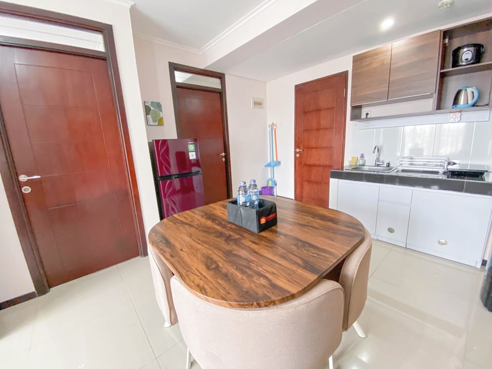 Deluxe Apartment | Private kitchen | Full-size fridge, stovetop, dining tables