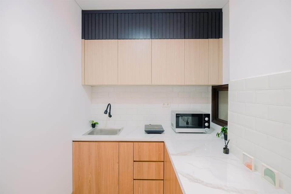 Deluxe Apartment | Private kitchen | Full-size fridge, microwave, stovetop, electric kettle