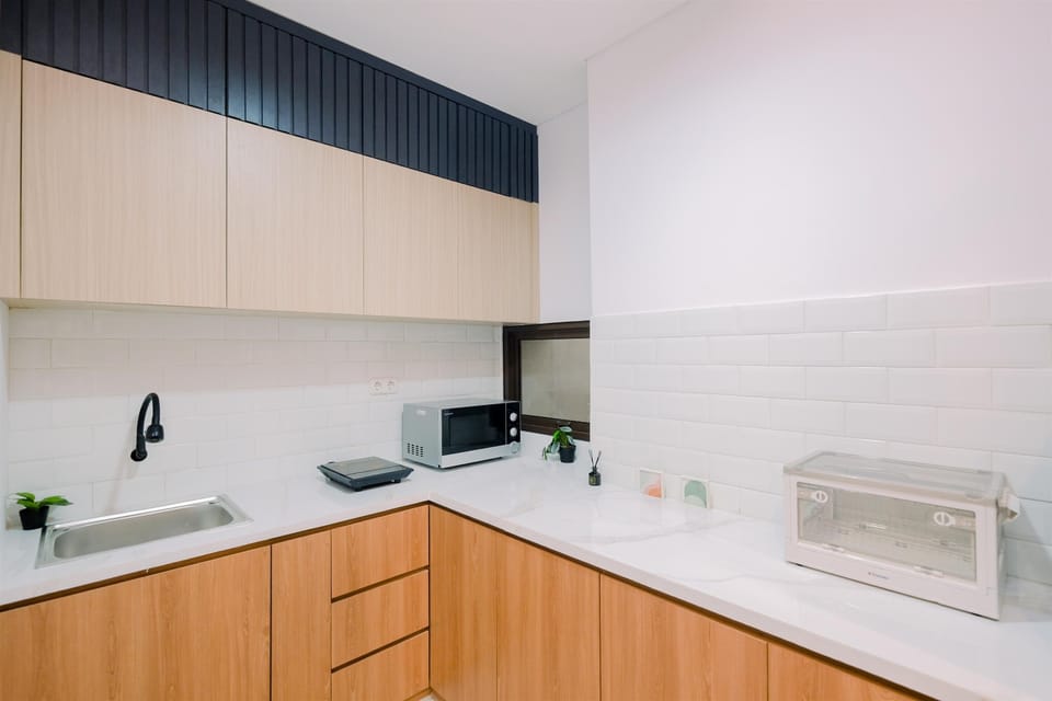Deluxe Apartment | Private kitchen | Full-size fridge, microwave, stovetop, electric kettle