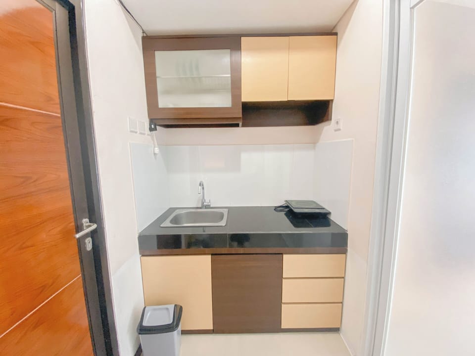 Deluxe Apartment | Private kitchen | Fridge, stovetop, dining tables