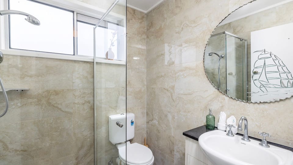 Ensuite Bathroom | Upstairs