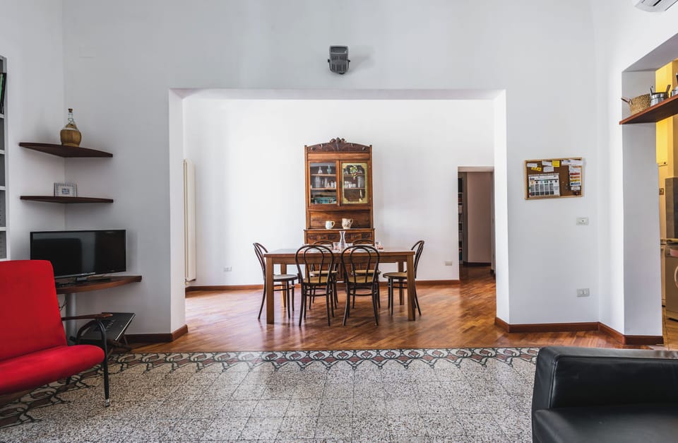 Apartment | Living area | 35-inch TV with digital channels