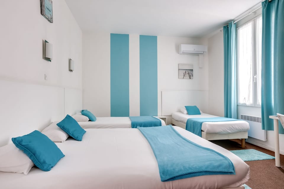 Quadruple Room | Desk, blackout drapes, soundproofing, WiFi (free)