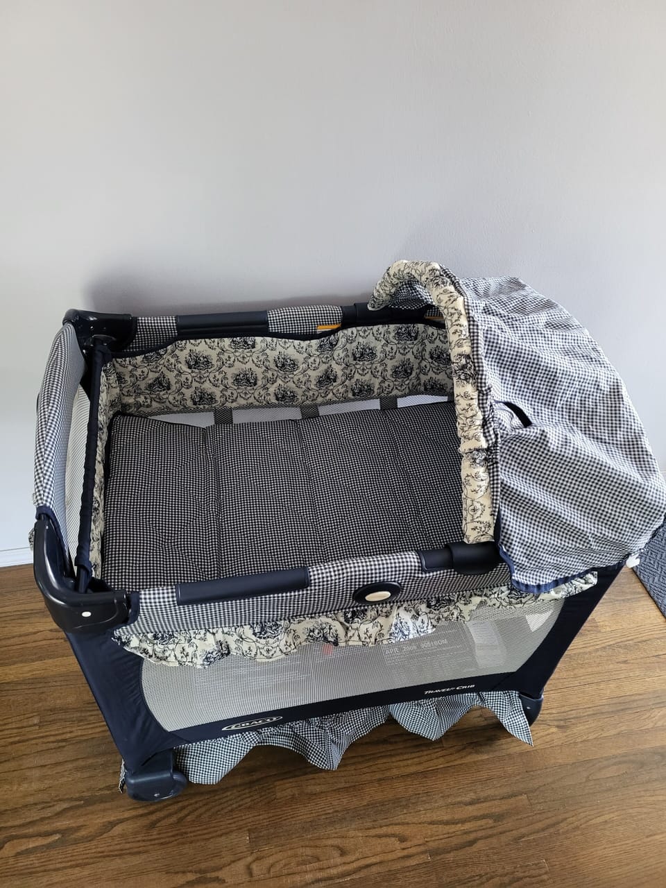 Pack & Play / Travel crib with sheets and blanket