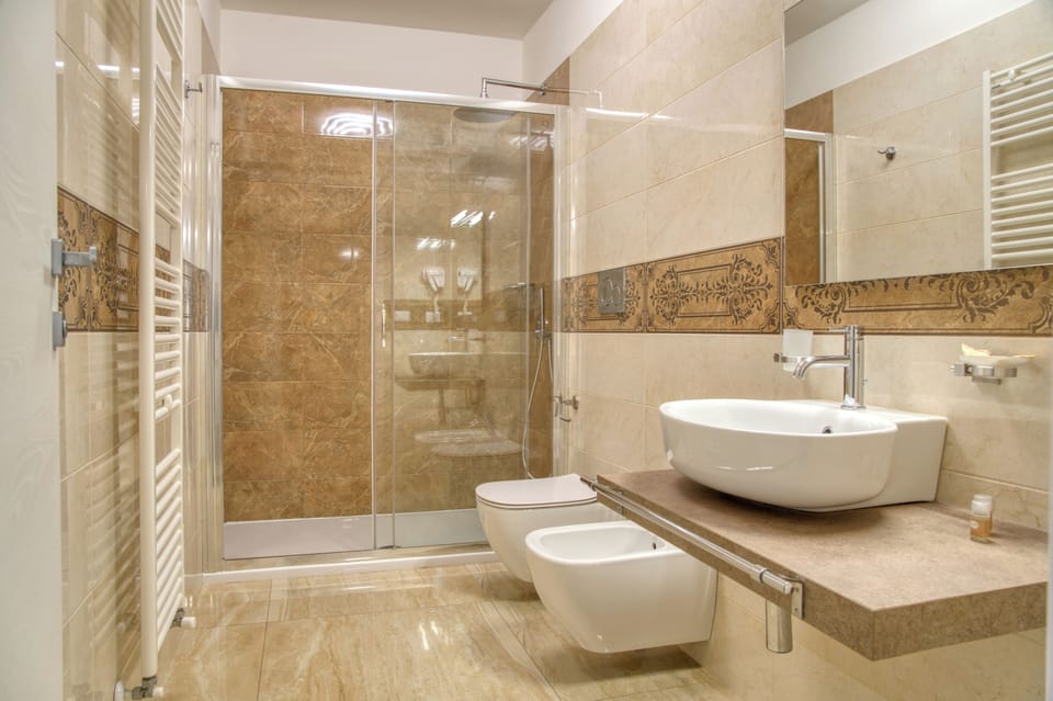 Suite, Garden View | Bathroom | Shower, rainfall showerhead, free toiletries, hair dryer