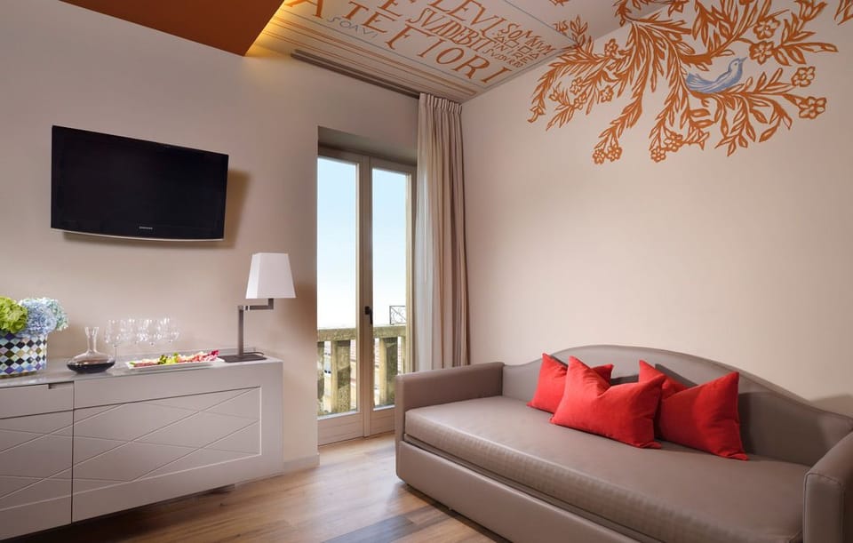 Suite (Garibaldi) | Living room | Flat-screen TV