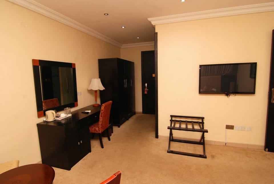 5 bedrooms, premium bedding, in-room safe, desk
