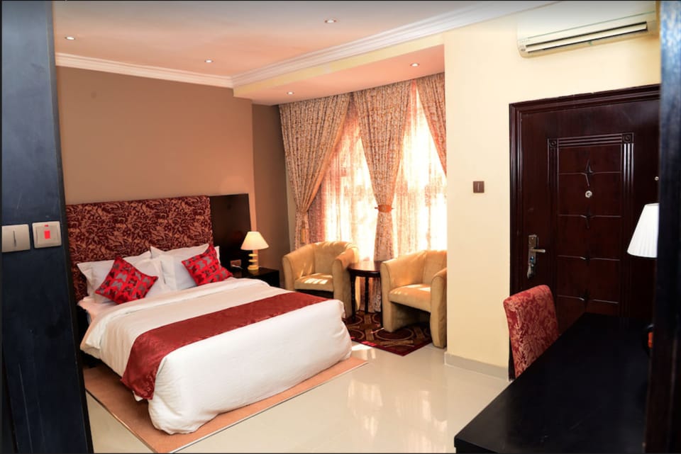 5 bedrooms, premium bedding, in-room safe, desk