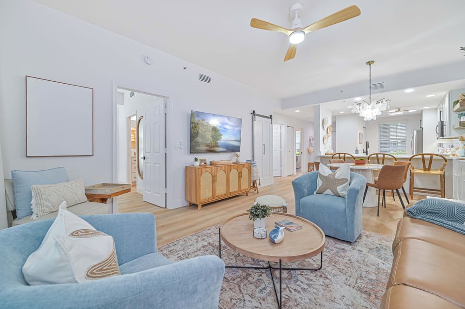 Barefoot Beach Condo- 2 Br, 2 Bath, 3 miles to Beach, Central to Shopping.
