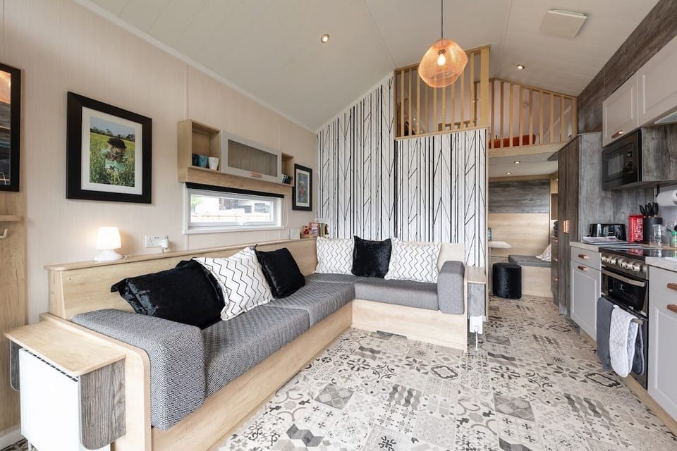 Luxury Cabin, Private Bathroom, Courtyard View (Sleeps 2-6 Private Hottub) | Interior