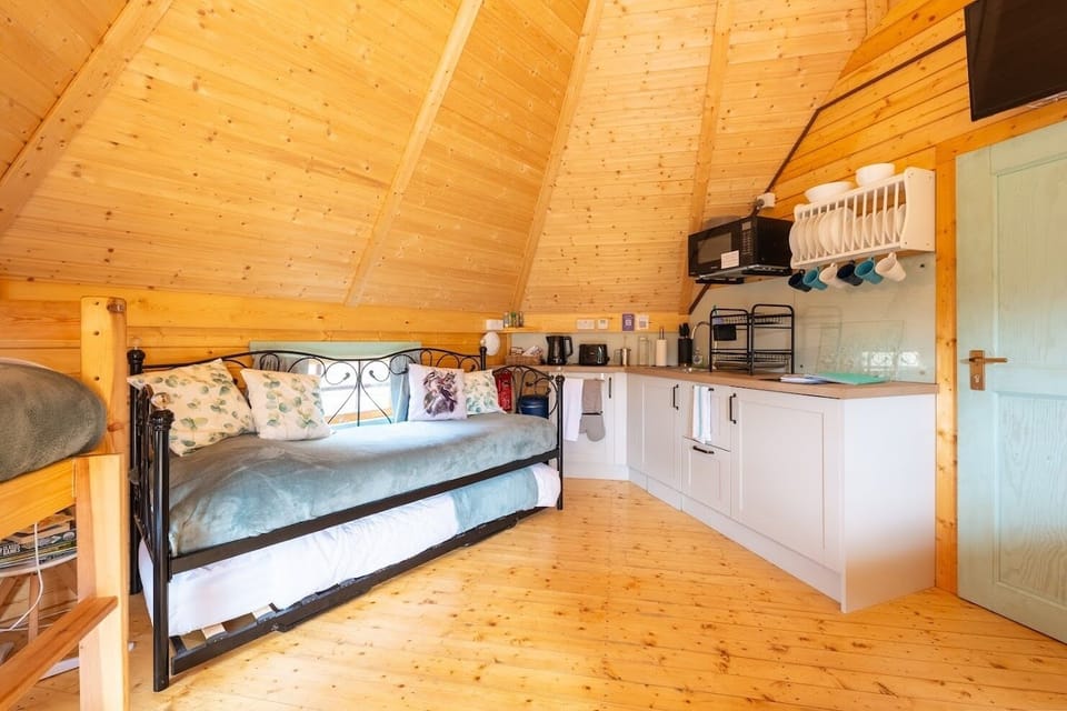 Exclusive House, Private Bathroom, Courtyard View (Sleeps 2-6 - firepit BBQ) | Interior