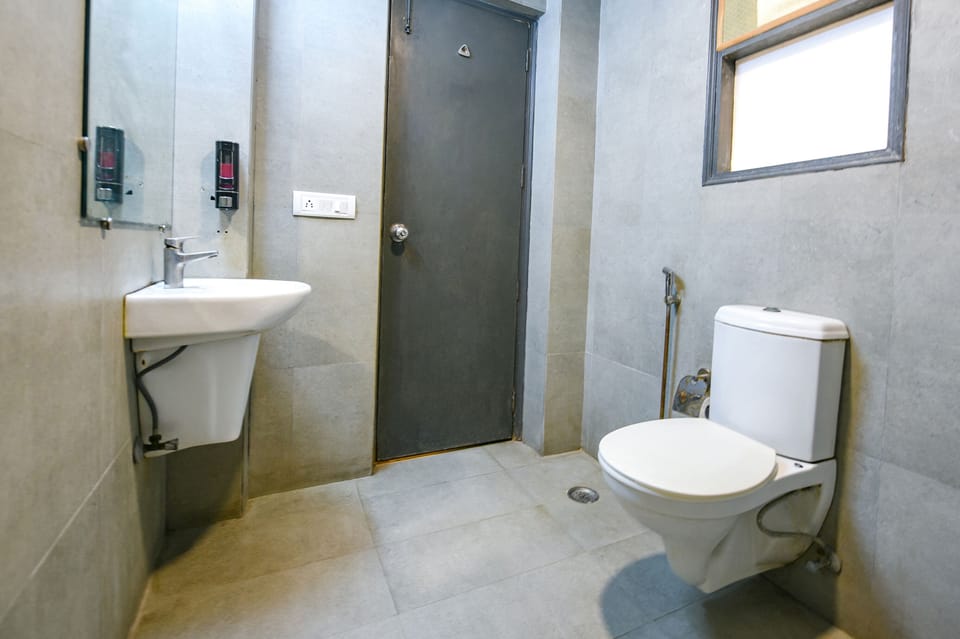 Deluxe Room | Bathroom | Shower, rainfall showerhead, free toiletries, towels