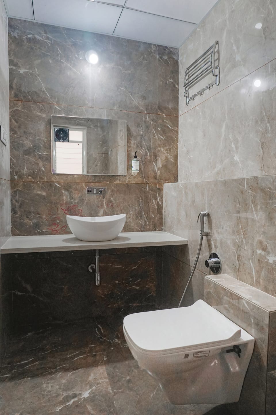 Shower, rainfall showerhead, free toiletries, towels