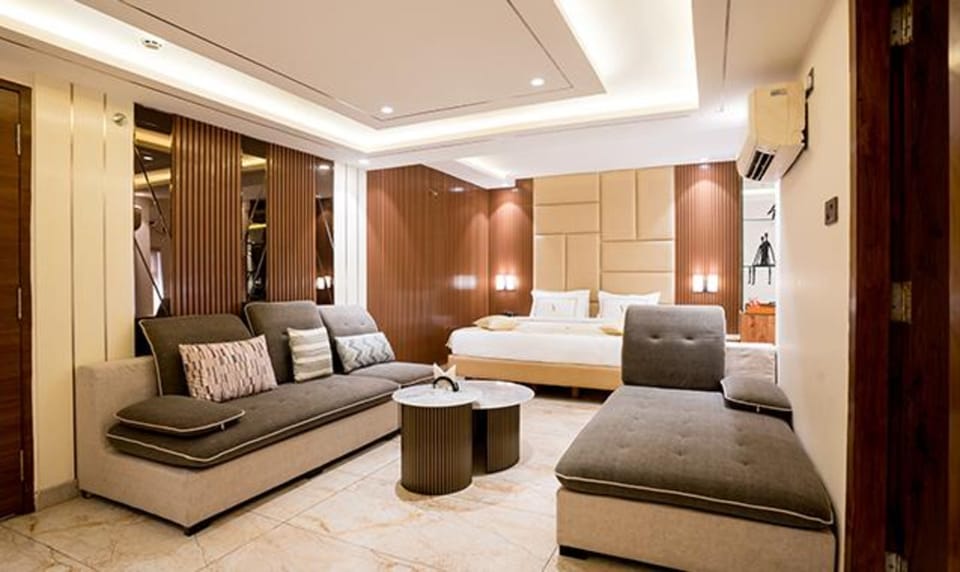 Egyptian cotton sheets, premium bedding, in-room safe, desk