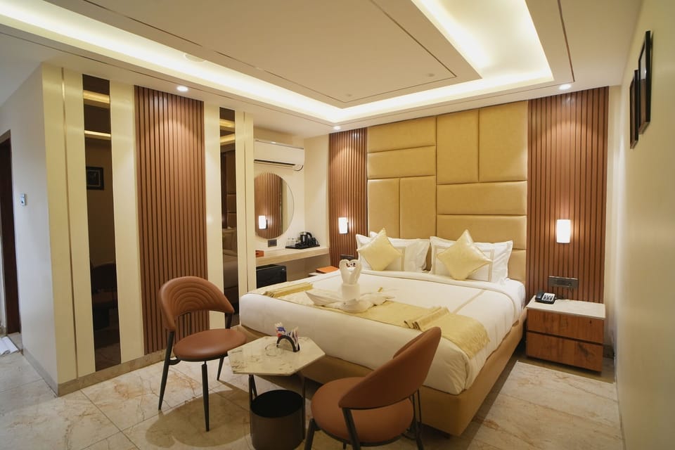 Egyptian cotton sheets, premium bedding, in-room safe, desk