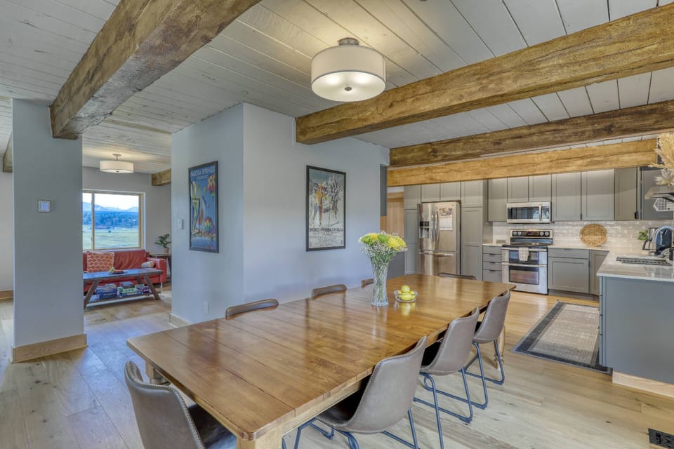 View from the patio door is your fully equipped kitchen w/ a grand table and seating for 8. Quiet seeting area w/ games directly behind the kitchen.
