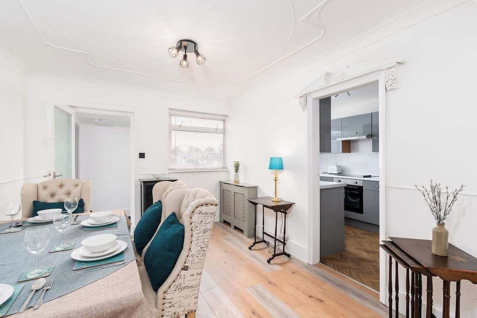Dining to kitchen