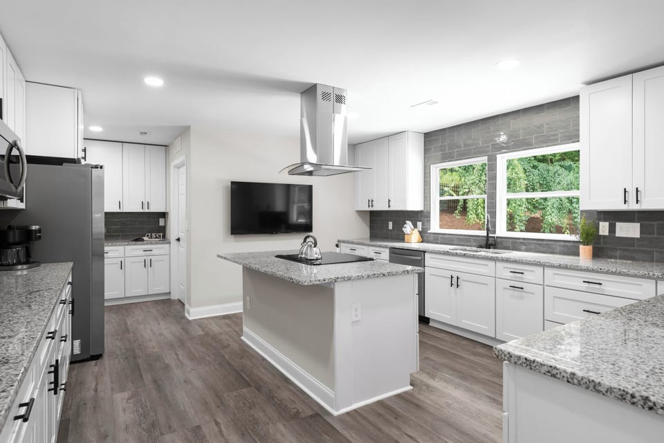 Huge, new kitchen. Fully stocked with all new appliance, bar searing for 3. 