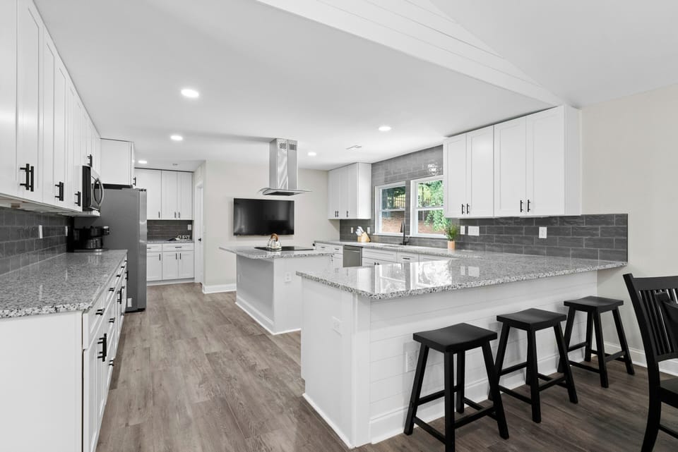 Huge, new kitchen. Fully stocked with all new appliance, bar searing for 3. 